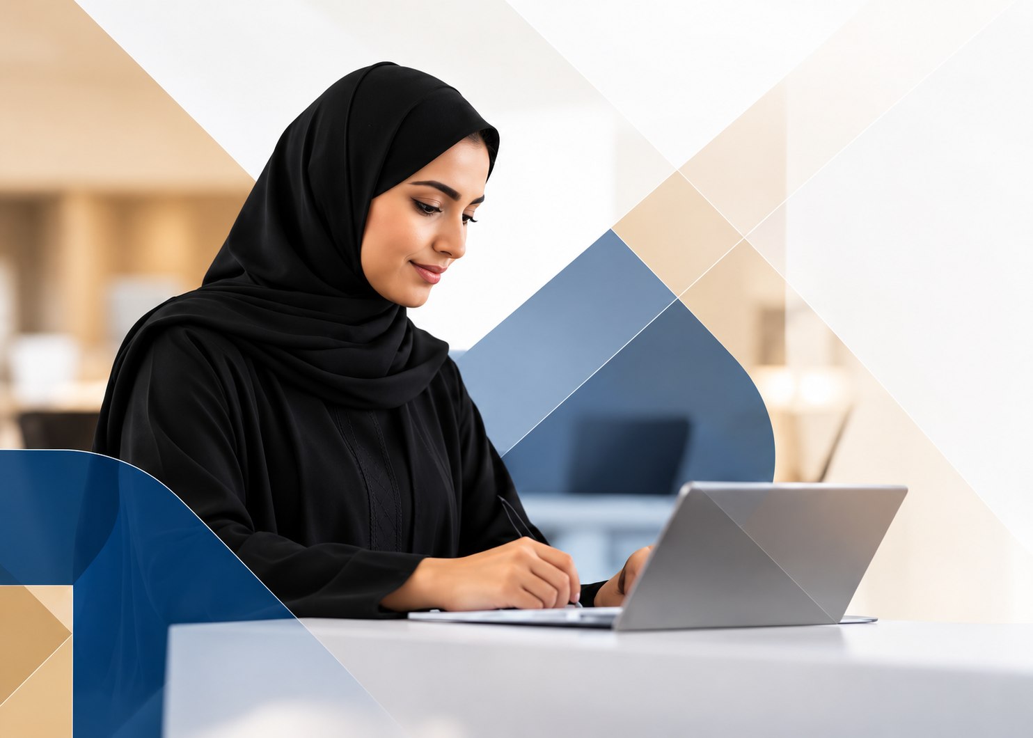 متدربة تدرس عبر حاسوبها المحمول
